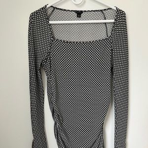 Black and cream patterned stretchy blouse by Ann Taylor. Size M.